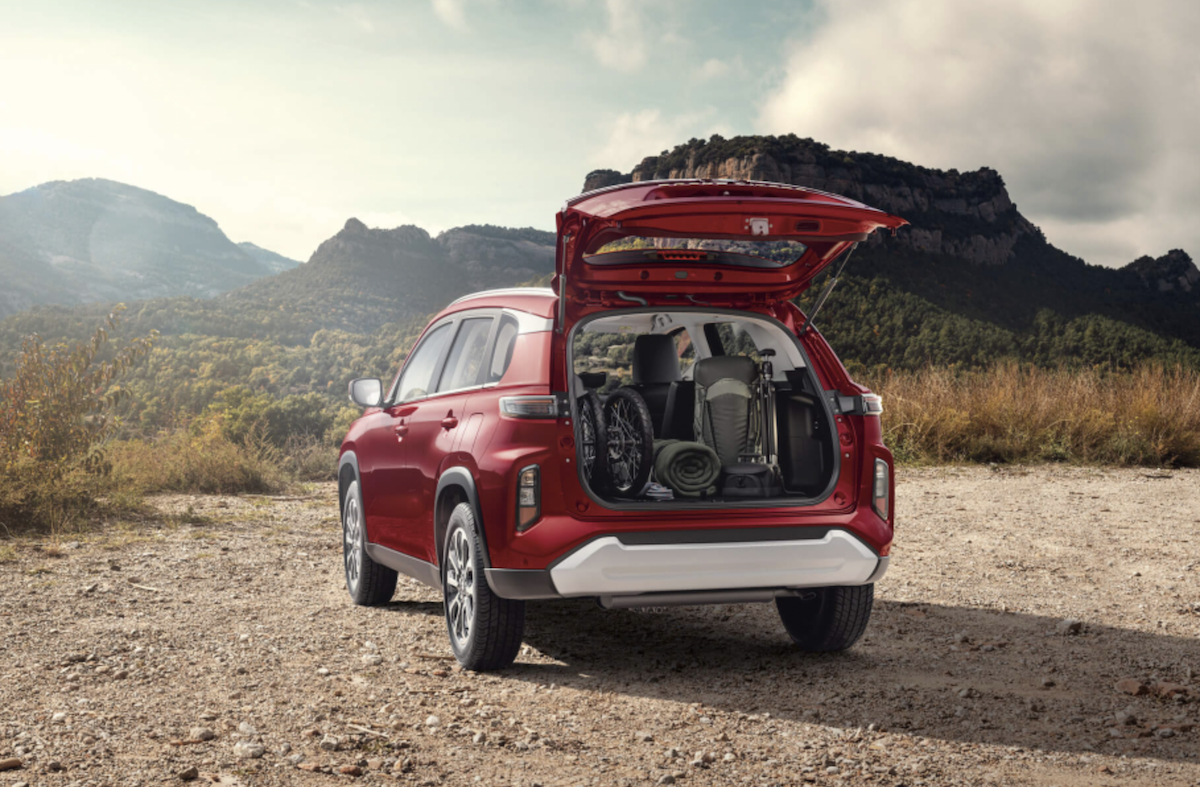 Suzuki Grand Vitara rear view with trunk open